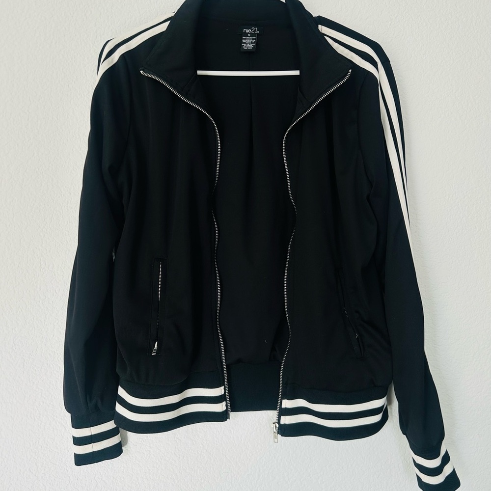 Rue21 Black and White Bomber Jacket. Full zip up. Women’s medium